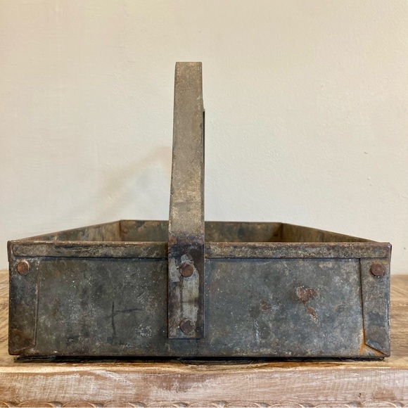 Vintage Metal Tool Box Tote Caddy Carrier w/ Handle Distressed - Picture 6 of 16